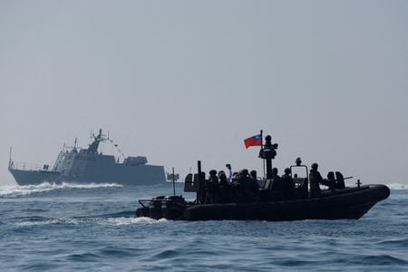 　台湾国防部（国防省）は３日、中国軍機１４機が台湾海峡の中間線を越え、台湾北部の海軍基地がある基隆まで４１カイリ（７６キロ）まで近づいたと発表した。写真は訓練中の台湾のボート。１月高雄市の基地付近で撮影（２０２４年　ロイター/Carlos Garcia Rawlins）
