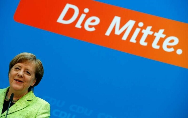 ３月２７日、９月のドイツ連邦議会選に関する最新の世論調査によると、メルケル独首相率いる保守系与党連合と、政権の座を狙う中道左派、社会民主党の支持率が３２％で並んだ。ベルリンでの記者会見で撮影（２０１７年　ロイター／Fabrizio Bensch）