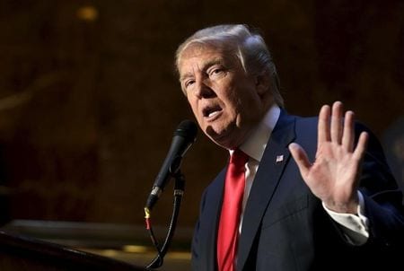 　１１月４日、米国の移民改革を推進する団体などは、今週末にＮＢＣの人気コメディ番組「サタデー・ナイト・ライブ（ＳＮＬ）」への出演が予定されている不動産王ドナルド・トランプ氏（写真）について、メキシコ移民への差別的な発言を理由に、番組での起用を取りやめるようＮＢＣに求めている。ニューヨークで３日撮影（２０１５年　ロイター/Brendan Mcdermid）