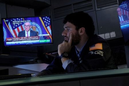 米国株式市場は続伸し、Ｓ＆Ｐ総合５００種が終値で最高値を更新した。米連邦準備理事会（ＦＲＢ）の利下げ見通しを巡る楽観的な見方からテクノロジー株とグロース（成長）株が上げを主導した。（２０２４年　ロイター／Brendan McDermid）