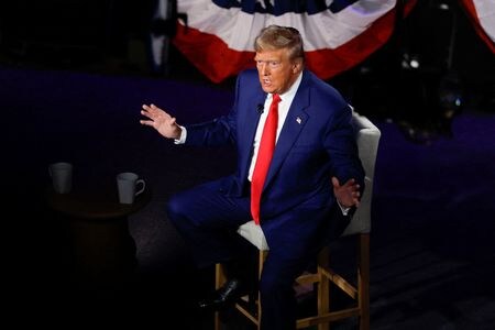 　９月４日、米大統領選共和党候補トランプ前大統領（写真）の陣営が発表した８月の選挙資金調達額は１億３０００万ドルで、月末時点の手元保有額は２億９５００万ドルだった。写真は米ペンシルベニア州 ハリスバーグ で撮影（２０２４　ロイター／Evelyn Hockstein）
