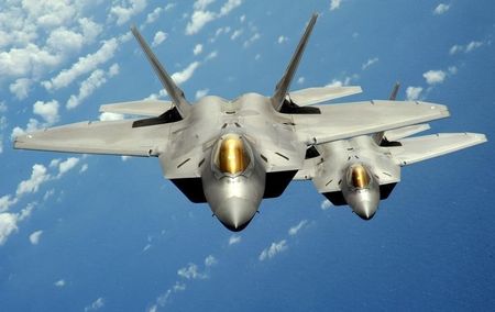 　８月２４日、米空軍のジェームズ長官は、欧州に近くＦ２２戦闘機を配備する計画を明らかにした。２０１０年８月撮影。米空軍提供（２０１５年　ロイター）