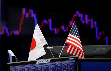 　７月２７日、午後３時のドル／円は、ニューヨーク市場午後５時時点に比べ、若干ドル安／円高の１１１円前半。午後２時に通告された固定利回り方式の国債買入オペ（指値オペ）をきっかけに円相場が弱含んだものの、今夜発表される米国の第２四半期国内総生産（ＧＤＰ）を控え、腰の据わったドル買い／円売りは手控えられた。写真は都内で昨年１月撮影（２０１８年　ロイター／Toru Hanai）