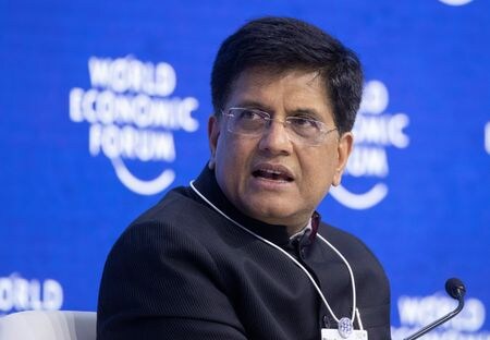 　５月１０日、インドとカナダの両政府は、貿易と投資の拡大などに向けた協定を巡り年内の初期合意を目指すと表明した。写真はインドのゴヤル商工相。スイス・ダボスで２０２２年５月撮影（２０２３年　ロイター/Arnd Wiegmann）