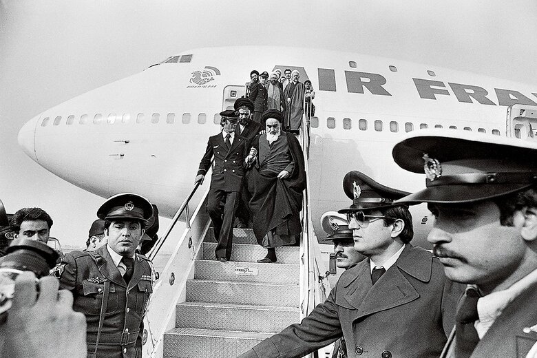 1979年2月、宗教指導者ホメイニが亡命先からイランに帰国