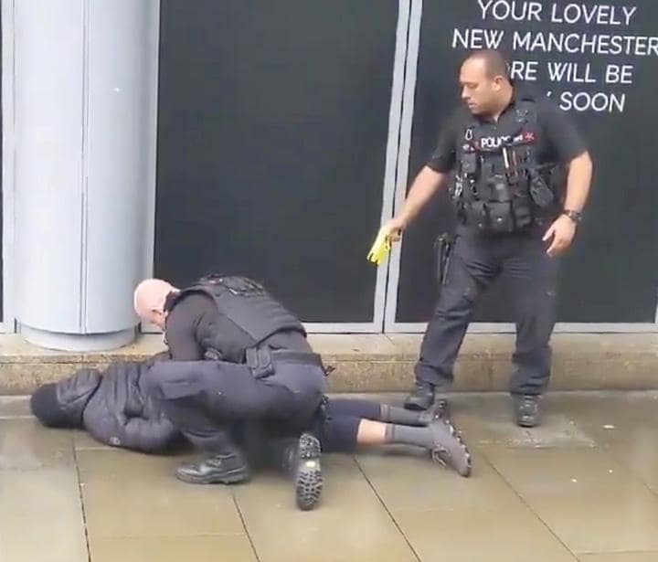 マンチェスターで大型の刃物で通行人を切り付けるテロ事件が発生。写真は警察がスタンガンを使い犯人を取り押さえられている様子　REUTERS