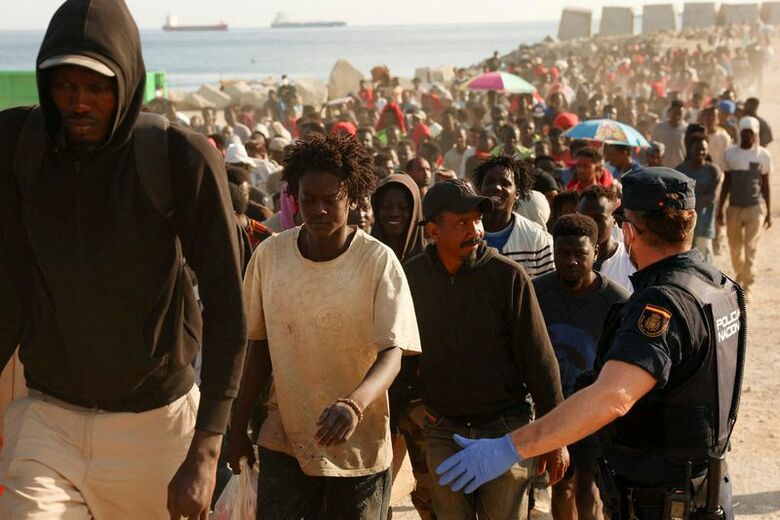 護送される移民。北アフリカのスペイン領セウタで8月20日撮影。REUTERS/Violeta Santos Moura