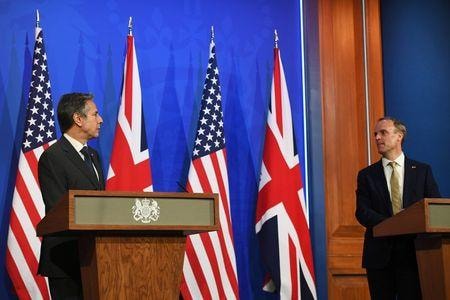 Ｇ７の外相による対面会合を控え、英国のラーブ外相（左）と米国のブリンケン国務長官（右）は、Ｇ７が中国とロシアの挑戦に対応するために新たな同盟国と取り組んでいく意向を示した。３日、ロンドンで撮影（２０２１年　ロイター／Chris J Ratcliffe/Pool via REUTERS）