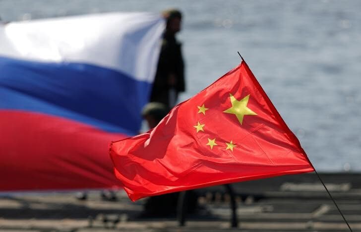 在ロシア中国大使館は4日、中国人5人がロシアへの入国を拒否されたとし、両国の友好関係と矛盾する扱いだと批判した。写真は、中国（右）とロシアの国旗。2018年8月3日にロシア・ムーロン近郊で撮影。（2023年　ロイター／Maxim Shemetov）