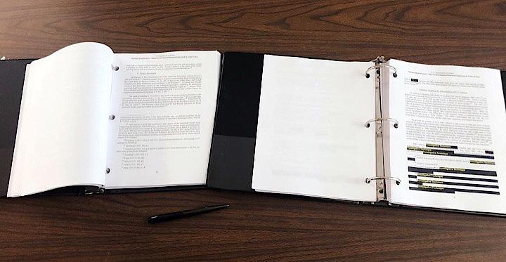 米司法省は2016年大統領選のロシア介入疑惑を巡るモラー特別検察官の捜査報告書を公開した。写真は公開された報告書（2019年　ロイター/ANDY SULLIVAN）