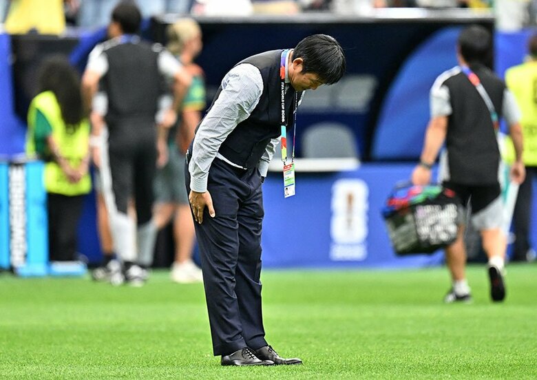 【日本サッカーの進化を 世界に示した サムライ・ブルーの軌跡】  敗退後、日本ファンに一礼する森保一監督（6月29日） Maria LysakerーReuters