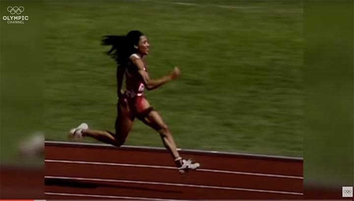 ソウル五輪で３個の金メダルと１つの銀メダルを獲得したジョイナー。100と200の記録は33年間破られていない　Olympics-YouTube