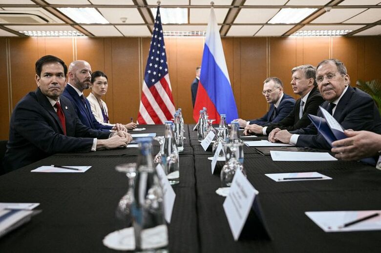 ルビオ米国務長官（左）とロシアのラブロフ外相（右）。7月23日、マニラで代表撮影。REUTERS
