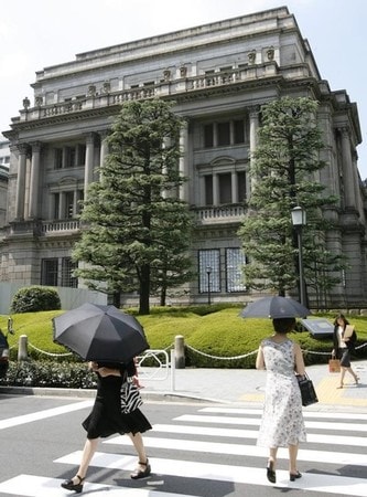 　６月２日、日銀は人手不足感の強まりを背景に全国各地の企業で女性の労働参加が積極化し、生産性向上に成果を上げている事例も見られるとするリポートを公表した。写真は日銀本店。２００７年８月撮影（２０１７年　ロイター/Toru Hanai）