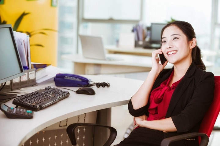 言語コミュニケーションの「聞く」「話す」「読む」「書く」の４技術のうち、半分近くが「聞く」にあてられている　coffeeyu -iStockphoto.com