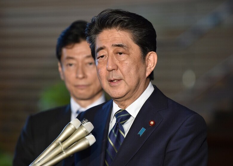 ６月２０日、政府・与党は、通常国会の会期を７月２２日まで３２日間延長することを決めた。写真は首相官邸で会見する同首相。６日に東京で代表撮影（2018年　ロイター）