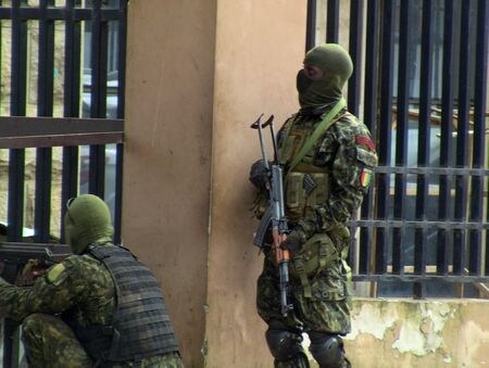 　西アフリカのギニアでクーデターにより権力を掌握した国軍は９日、中央銀行やその他の銀行に対し、政府機関の口座を全て凍結するよう命令したと明らかにした。5日、首都コナクリで撮影（２０２１年　ロイター/Saliou Samb）