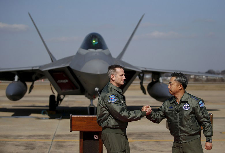 韓国・平沢の空軍基地で、F-22ステルス戦闘機の前で記者会見を行った米韓両空軍の司令官（2月17日）　Kim Hong-Ji-REUTERS