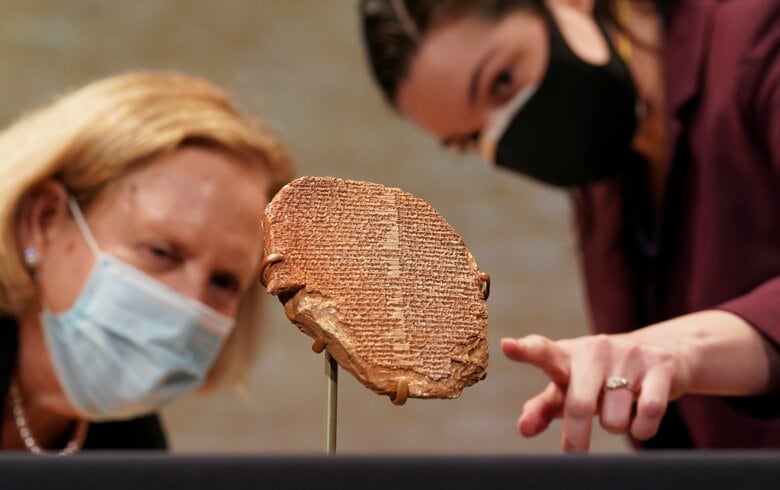 楔形文字が刻まれた粘土板。写真はイラクに返還された粘土板　Kevin Lamarque-REUTERS