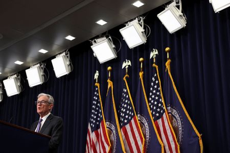 写真は米連邦準備理事会（ＦＲＢ）のパウエル議長。10日撮影。REUTERS/Kevin Lamarque