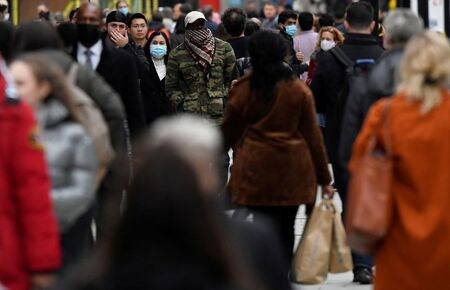 １１月２０日、英国立統計局（ＯＮＳ）が発表した１０月の公的部門借り入れは２２３億ポンド（２９６億ドル）とエコノミスト予想（３５２億ポンド）を大幅に下回った。ロンドンで１０月撮影（２０２０年　ロイター/Toby Melville）