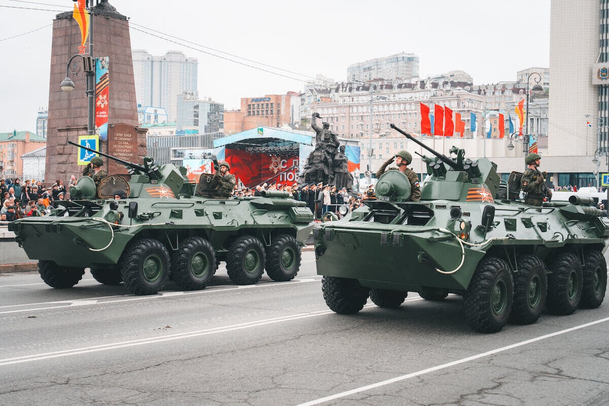 ロシア軍戦車が公道で「走る凶器」と化す、犠牲者はロシアの哀れな一般
