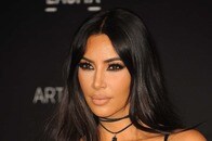 すっぴん写真を娘が公開...キム・カーダシアンの「無加工」姿が話題の的に