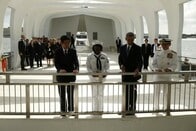 日米首脳が真珠湾で慰霊、安倍首相「平和国家の歩み貫く」