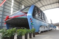 「道路をまたぐバス」、中国で試験走行を実施