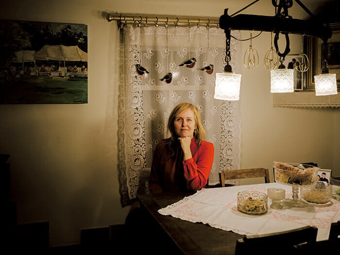 エストニア西部地域からナルバに移住し、ロシア伝統の湯沸かし器具サモワールの博物館を運営するへリング・メシは、現在の政治状況に葛藤している。「ここで暮らし続けたいなら政治については話さないのが肝心」と、メシは言う。ウクライナ侵攻後、仲の良い友人が突然プーチン支持を公言し出した。「意見が違うから政治の話はやめましょう」と、その友人には伝えた