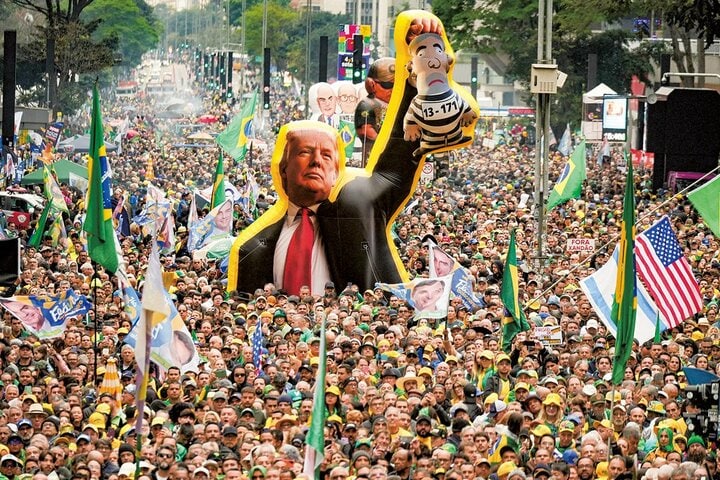 ブラジルの独立記念日の9月7日、フラビオ支持者は巨大なトランプのバルーン人形とともに、大規模な街頭集会を実施した
