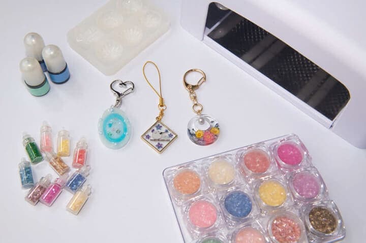 レジンアクセサリーと制作素材