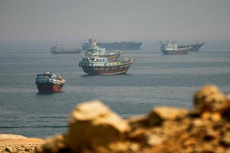 オマーンのムサンダムから見た、ホルムズ海峡付近の船舶。8月31日撮影。REUTERS