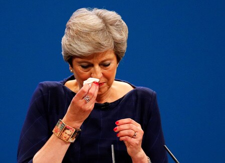 　１０月５日、スカイニュースは英首相官邸の情報として、メイ首相（写真）は辞任を考えていないと報じた。「辞任は問題になっていない」としている。４日撮影（２０１７年　ロイター/Phil Noble）