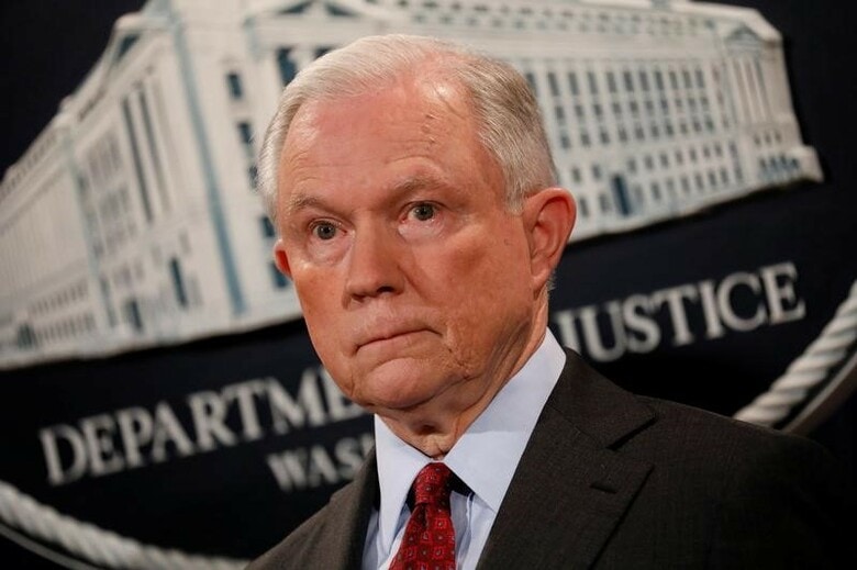 ７月２０日、セッションズ米司法長官は、ロシアの米大統領選干渉疑惑に関する調査から自身が外れた問題でトランプ大統領から厳しい批判を受けたことについて、批判の正当性は認めず、適切と認められる限り職務を全うすると述べた。司法省で撮影（２０１７年　ロイター／Aaron P. Bernstein）