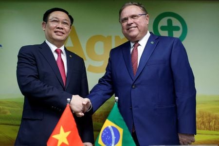 ベトナム政府は２６日、ブオン・ディン・フエ国会議長（写真左、当時副首相）が「違反と欠点」を理由に辞任したと発表した。訪問先のブラジルで農相と２０１８年撮影。（２０２４年　ロイター/Adriano Machado/File Photo）