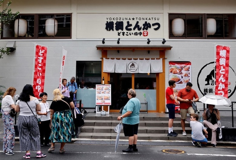 話題のレストラン「横綱とんかつ どすこい田中」も並んでいる訪日外国人は欧米からの観光客だ。Issei Kato - Reuters