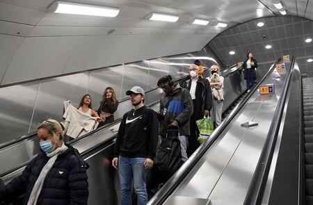 　１０月２２日、ロイターの集計によると、新型コロナウイルスの感染者は世界全体で２億４２５１万人を超え、死者は５１５万９６５０人となった。写真はロンドンで２０日撮影（２０２１年　ロイター／Toby Melville）