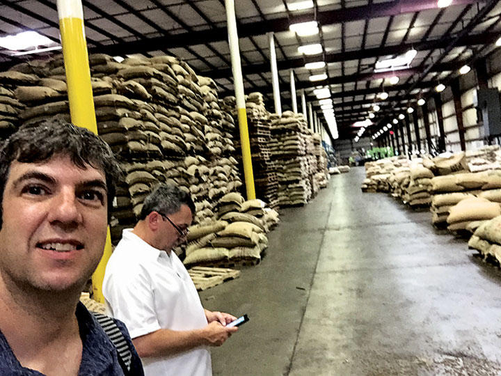 旅はニューヨークのコーヒー豆店から始まり、コロンビアの山岳地帯のコーヒー農家にまで至った　Courtesy of A.J. Jacobs