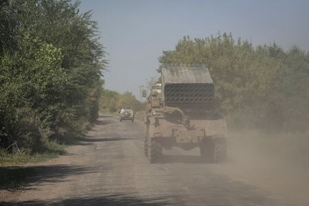 　８月３１日、ウクライナは、３カ月に及ぶロシア軍への反転攻勢の進展の遅さを批判する声が西側当局者から出ていることに不快感を表明した。写真は同日、ザポロジエ州の前線近くで撮影したウクライナ兵（２０２３年　ロイター／Oleksandr Ratushniak）