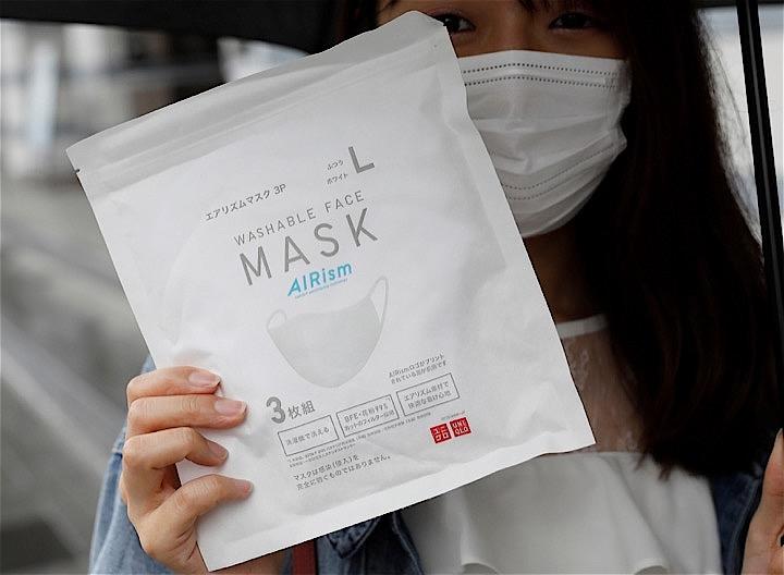 都内で新たに54人の新型コロナウイルスへの感染が確認された。写真は19日の都内のユニクロで。REUTERS/Kim Kyung-Hoon