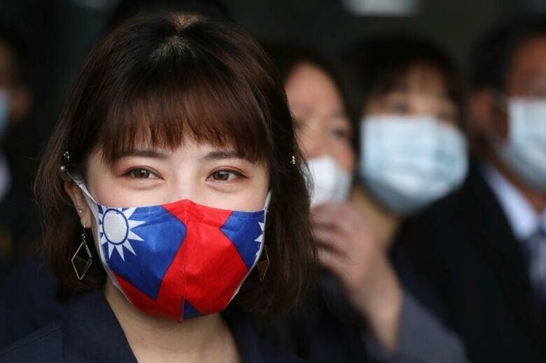 台湾の外交部（外務省）は、新型コロナウイルスの感染例や予防措置の詳細について台湾が世界保健機関（WHO）に提供した情報が他の加盟国に共有されていないと批判した。写真は台湾・桃園の工場で、台湾旗柄のマスクをつけた女性（2020年　ロイター/Ann Wang）