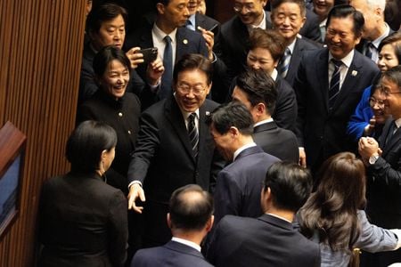 写真は２日、韓国の李在明大統領（中央）。代表撮影。REUTERS