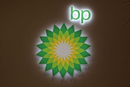 　８月４日、英石油大手ＢＰは、ブラジル沖のサントス盆地の深海プレソルト層（岩塩層直下の層）で、過去２５年で最大規模となる石油・ガス田を発見したと発表した。写真は同社ロゴ。２０２３年７月、バンクーバーで撮影（２０２５年　ロイター/Chris Helgren）