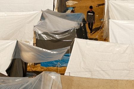 Un camp improvisé de Palestiniens déplacés à Khan Younis. /Photo prise le 14 novembre 2023/REUTERS/Ibraheem Abu Mustafa