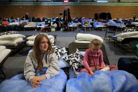 ３月１１日、ウクライナからの避難民が２５０万人を突破し、隣接する東欧諸国での受け入れ態勢が限界に達しつつあることが分かった。写真は３月１０日、ワルシャワのウクライナ避難民受け入れセンターで（２０２２年　ロイター／Jacek Marczewski/Agencja Wyborcza.pl ）