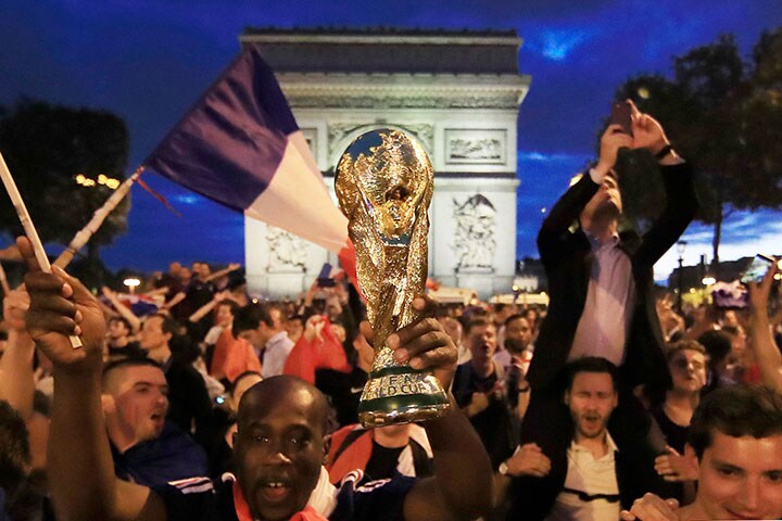 ベルギー戦の勝利に喜ぶフランスサポーター。次はW杯2度目の優勝がかかっている　Gonzalo Fuentes-REUTERS