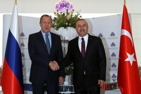 　１２月２８日、トルコのチャヴシュオール外相（右）は、トルコとロシアがシリア停戦案を策定したことを明らかにした。ロシアのラブロフ外相と、トルコで１日撮影（２０１６年　ロイター）