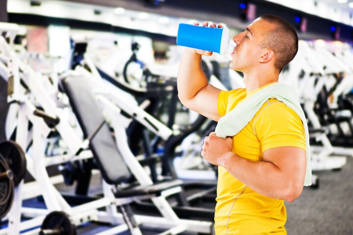 運動中にプロテインを飲む人もよく見かけるが　EXTREME-PHOTOGRAPHER/iStock.