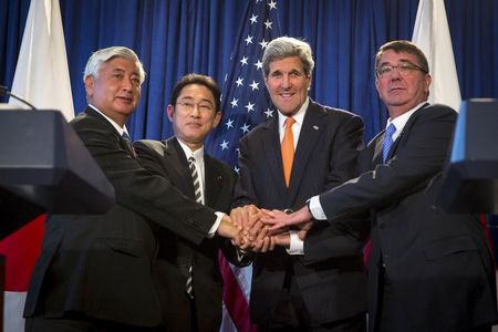 　４月２８日、日米防衛協力の指針（ガイドライン）の改定は、米国が「リバランス（再均衡）」という安全保障政策のパズルを組み立てる上で欠かせないピースだった。写真は安全保障協議委員会（２プラス２）に出席した中谷防衛相（左）ら。（２０１５年　ロイター/Andrew Kelly）